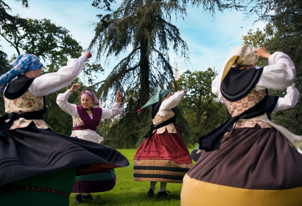 full-shot-women-dancing-folk
